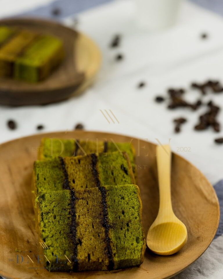 Slices of Ladies and Gentleman Spiku with green tea and coffee layers