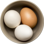 telur kuning dan telur putih dalam mangkuk